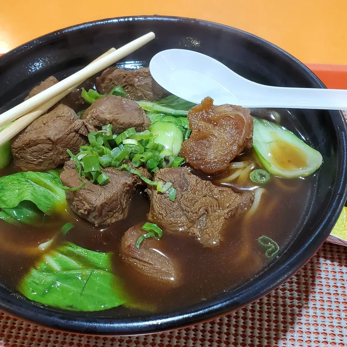 牛肉湯麵 beef stew noodle soup